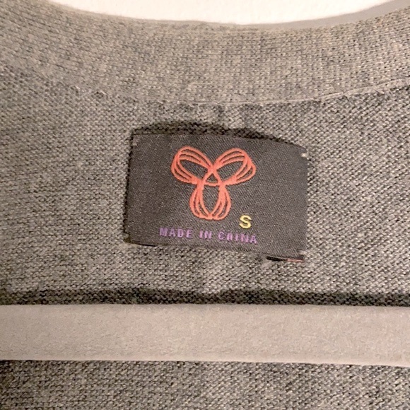 NEW Aritzia/Talula V Neck Grey Vest, Small - Picture 2 of 6